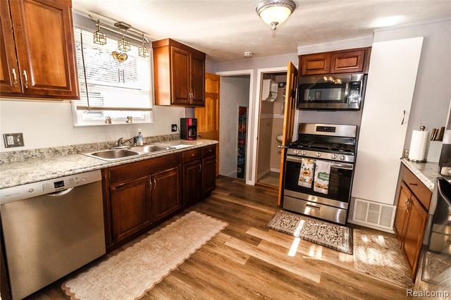 825 N Main Street, Lapeer, MI 48446