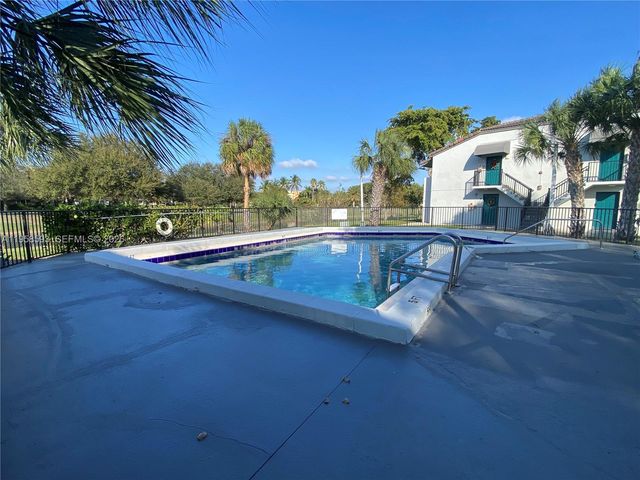 7175 NW 179th St 302, Hialeah, FL 33015