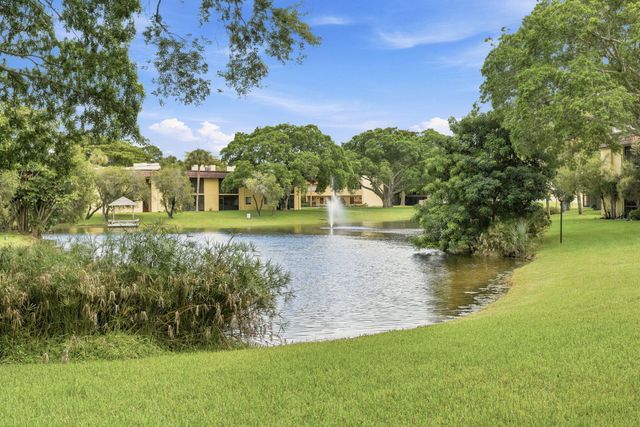 824 SW 9th Street Circle 201, Boca Raton, FL 33486