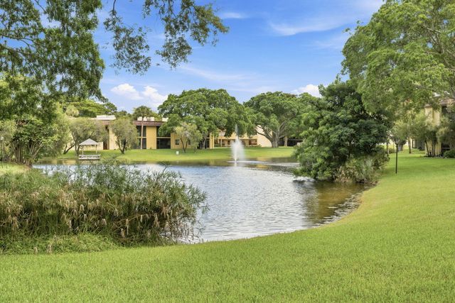 824 SW 9th Street Circle 201, Boca Raton, FL 33486