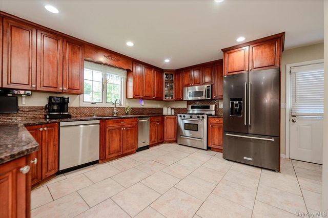 24 William Avenue, Islip, NY 11751