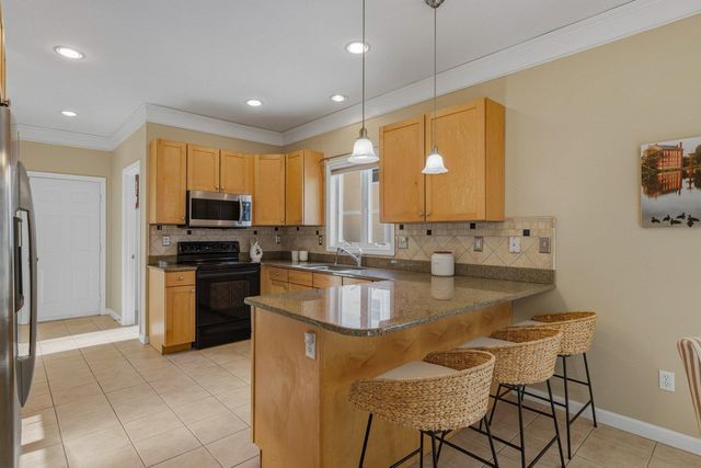 21 Parkman Brook Lane, Stratham, NH 03885