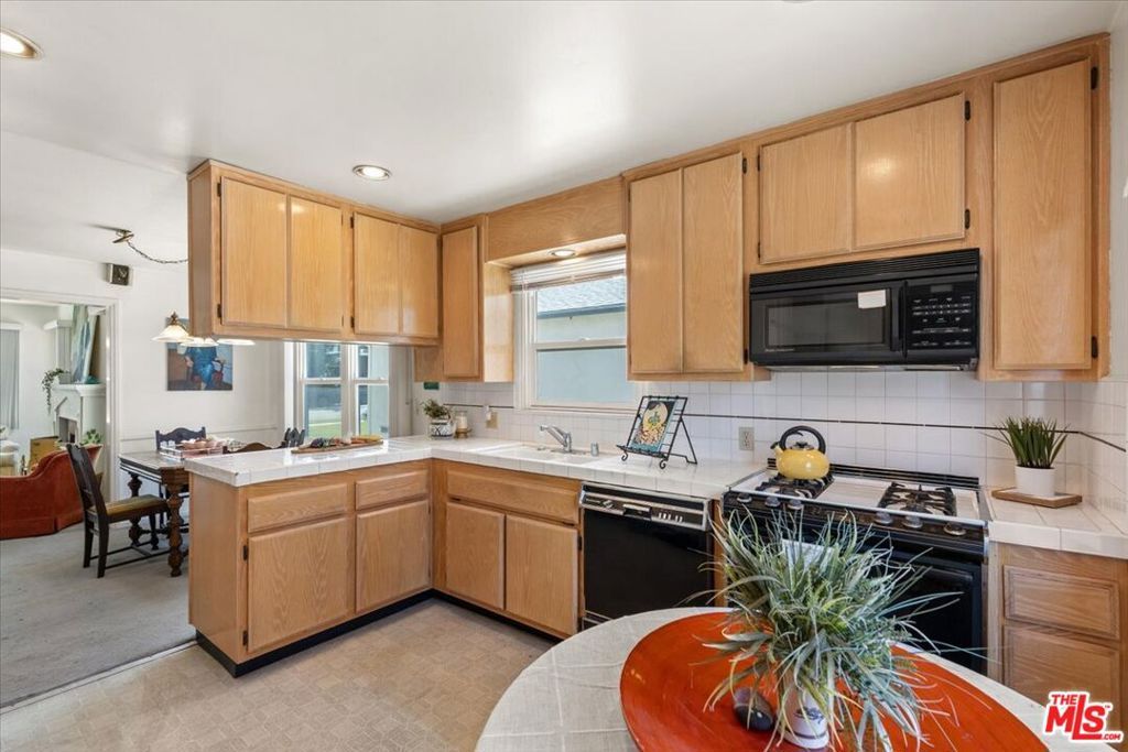 Image 10 of property listing at 1908 Armacost Avenue, Los Angeles, CA 90025