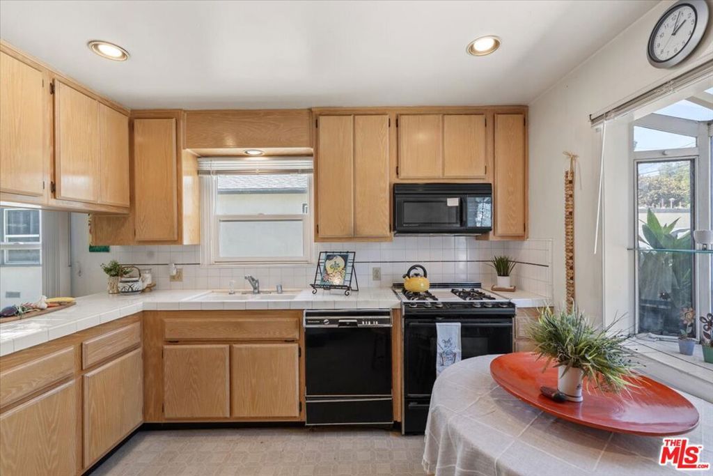 Image 11 of property listing at 1908 Armacost Avenue, Los Angeles, CA 90025