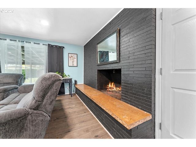 948 Ne QUEENS Ln, Hillsboro, OR 97124