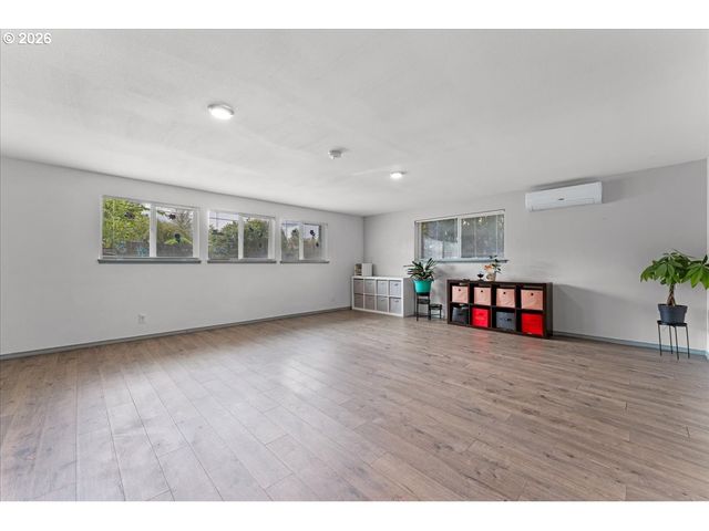 948 Ne QUEENS Ln, Hillsboro, OR 97124