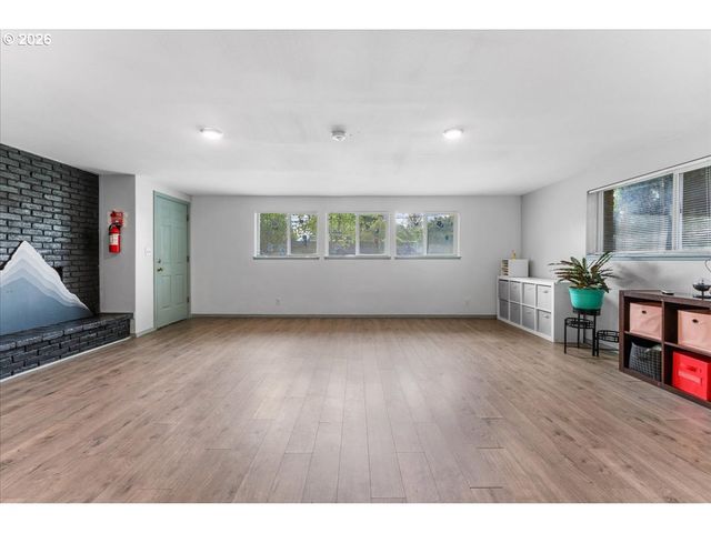 948 Ne QUEENS Ln, Hillsboro, OR 97124