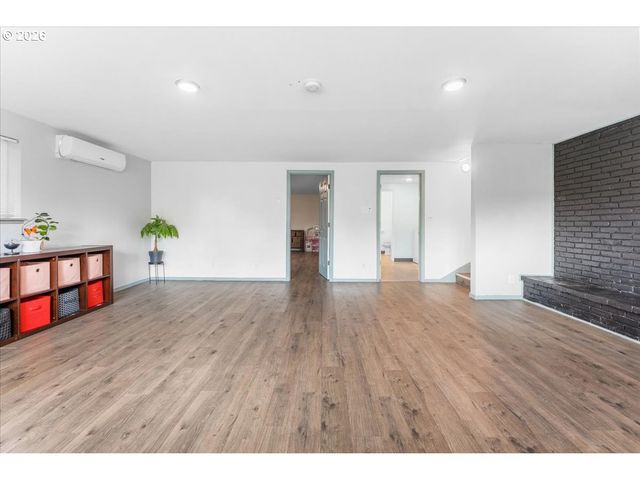 948 Ne QUEENS Ln, Hillsboro, OR 97124