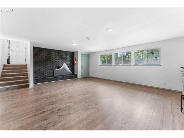 948 Ne QUEENS Ln, Hillsboro, OR 97124