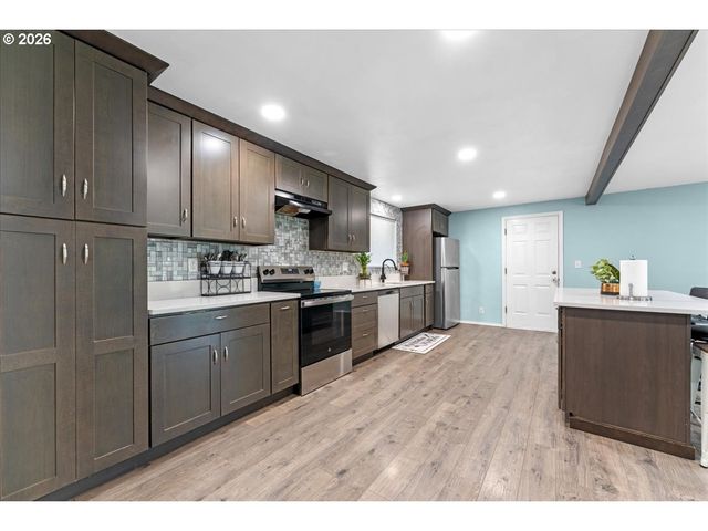 948 Ne QUEENS Ln, Hillsboro, OR 97124