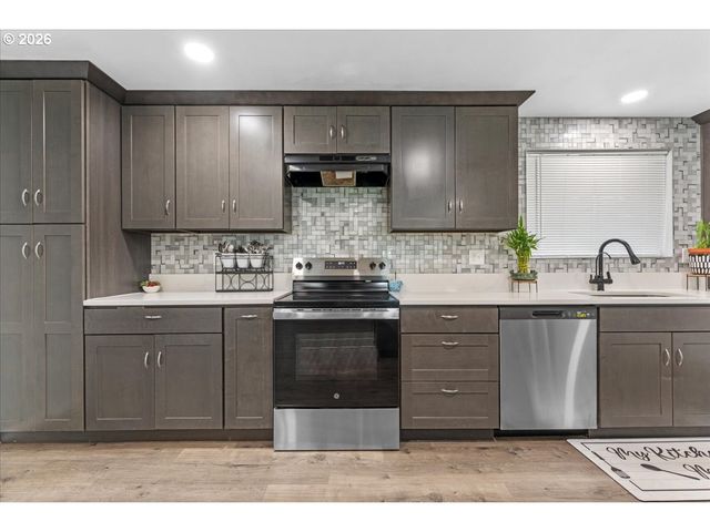 948 Ne QUEENS Ln, Hillsboro, OR 97124