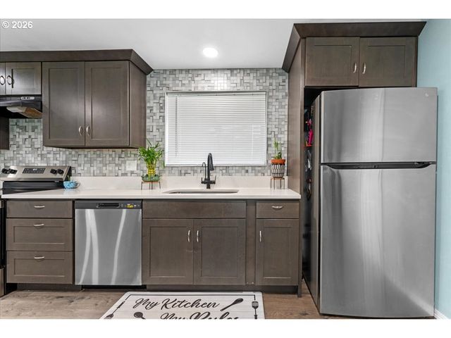 948 Ne QUEENS Ln, Hillsboro, OR 97124