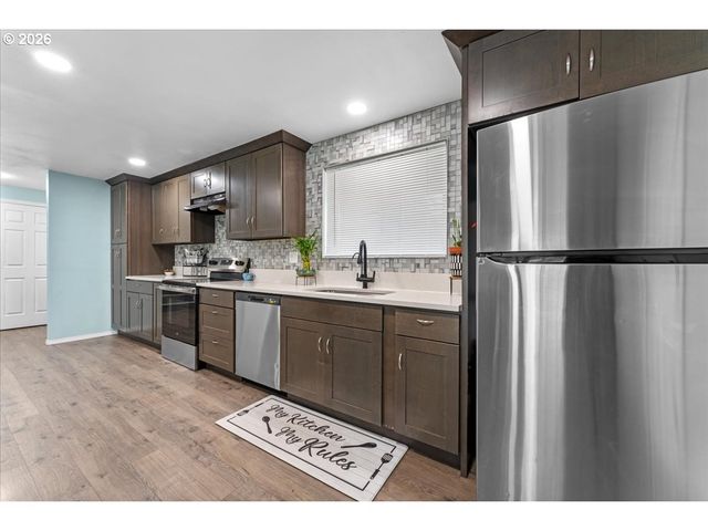 948 Ne QUEENS Ln, Hillsboro, OR 97124