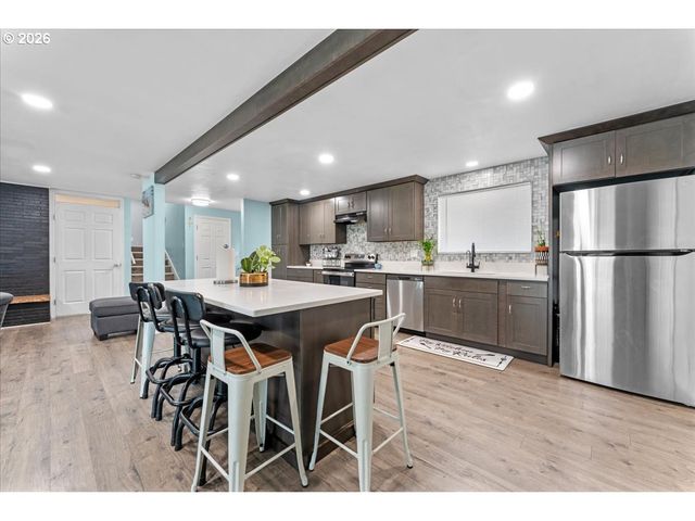 948 Ne QUEENS Ln, Hillsboro, OR 97124