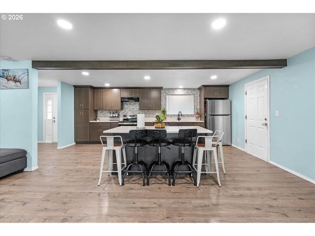 948 Ne QUEENS Ln, Hillsboro, OR 97124