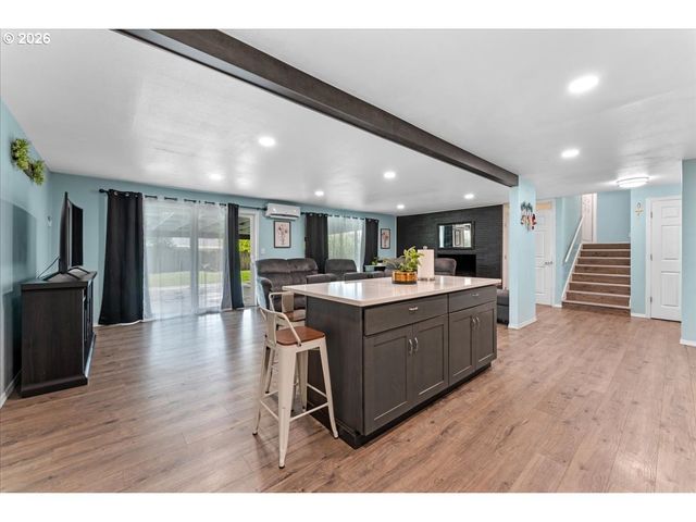 948 Ne QUEENS Ln, Hillsboro, OR 97124