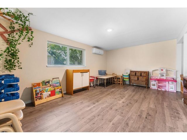 948 Ne QUEENS Ln, Hillsboro, OR 97124