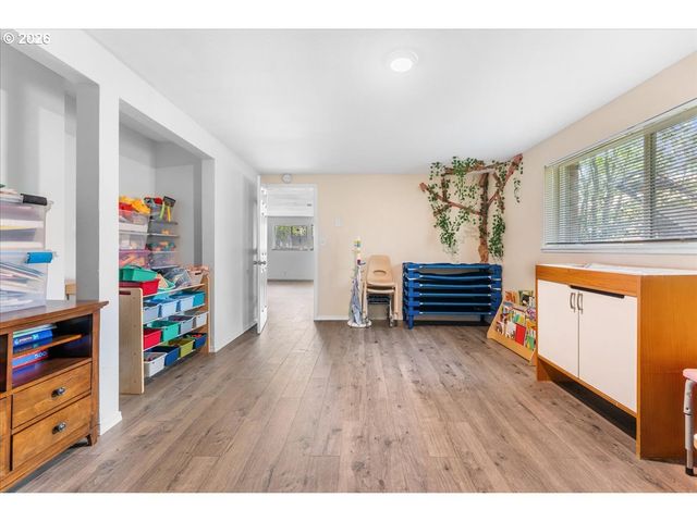 948 Ne QUEENS Ln, Hillsboro, OR 97124