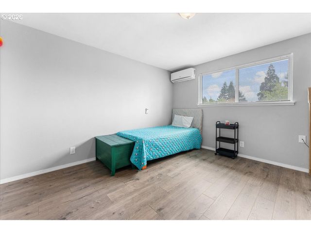 948 Ne QUEENS Ln, Hillsboro, OR 97124