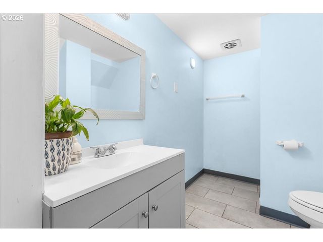 948 Ne QUEENS Ln, Hillsboro, OR 97124