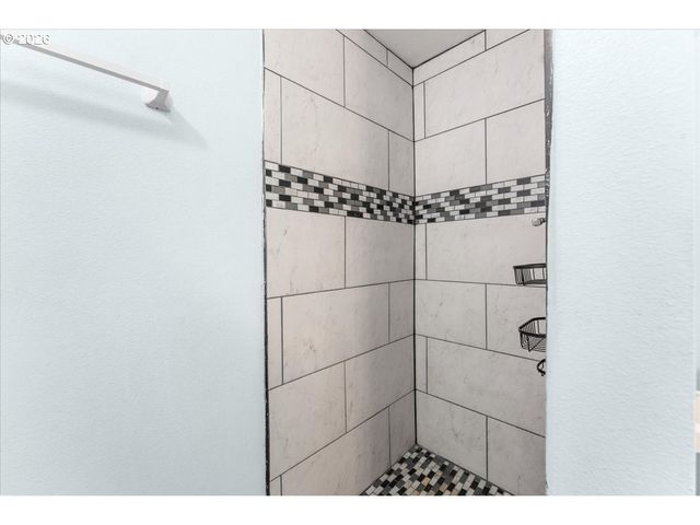 948 Ne QUEENS Ln, Hillsboro, OR 97124