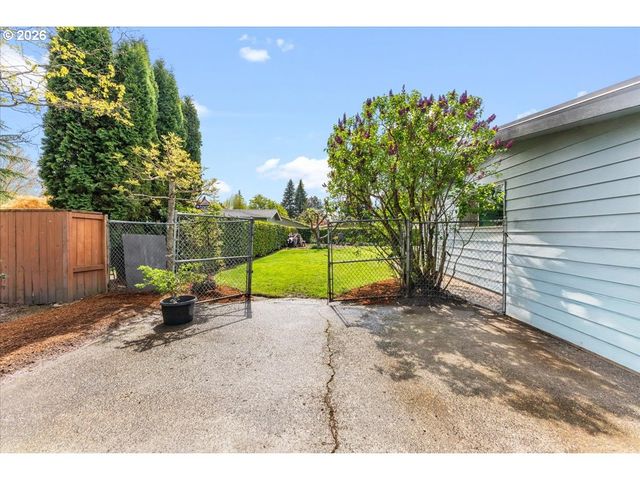 948 Ne QUEENS Ln, Hillsboro, OR 97124