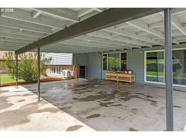 948 Ne QUEENS Ln, Hillsboro, OR 97124