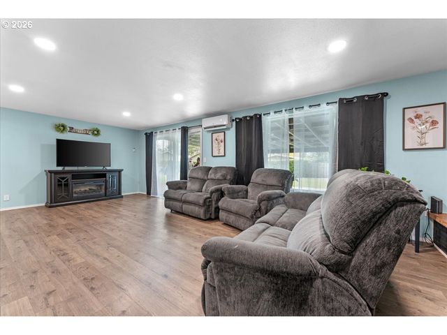 948 Ne QUEENS Ln, Hillsboro, OR 97124