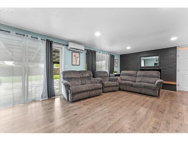 948 Ne QUEENS Ln, Hillsboro, OR 97124