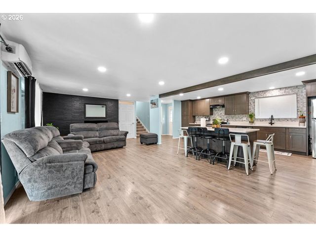 948 Ne QUEENS Ln, Hillsboro, OR 97124
