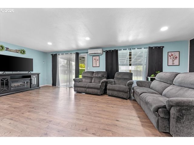 948 Ne QUEENS Ln, Hillsboro, OR 97124