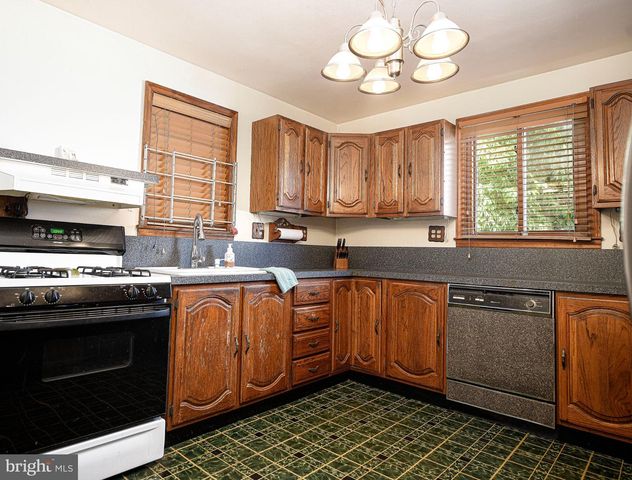7313 SCHOOL LN, Baltimore, MD 21222