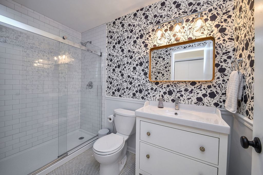 Image 13 of property listing at 312 Spring Avenue, Glen Ellyn, IL 60137