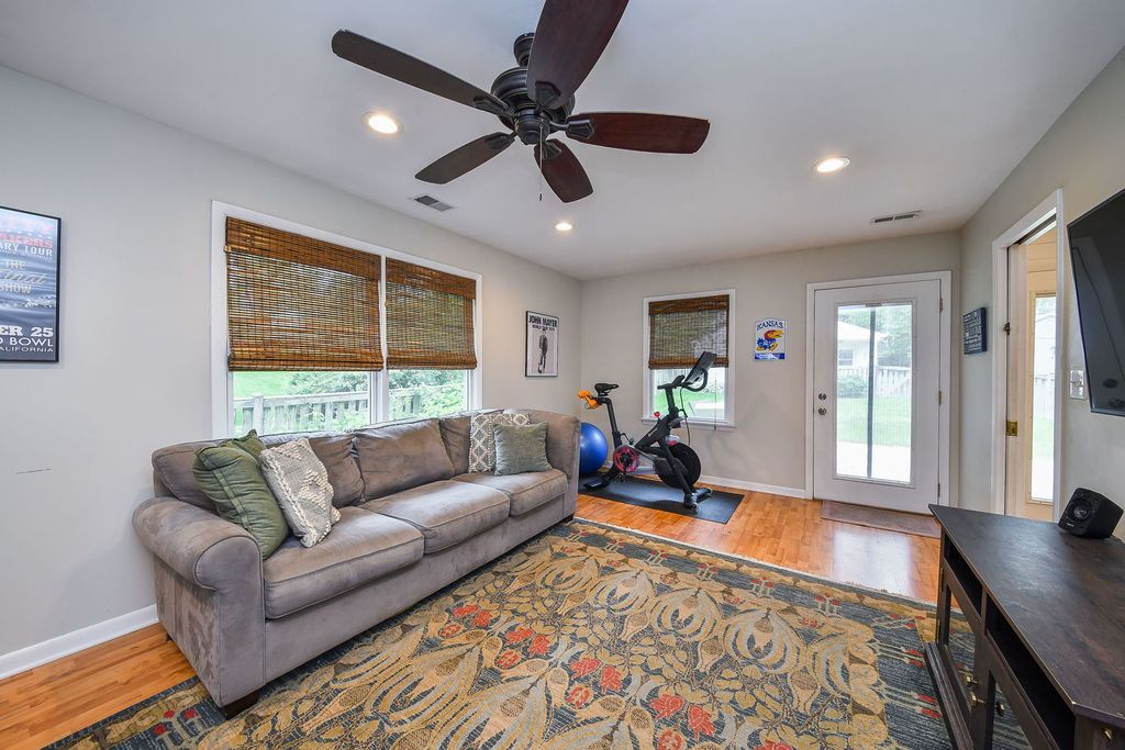 Image 16 of property listing at 312 Spring Avenue, Glen Ellyn, IL 60137