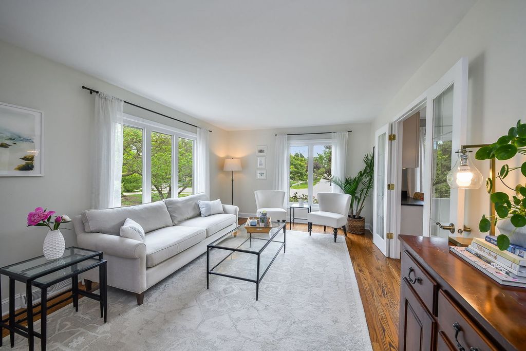 Image 3 of property listing at 312 Spring Avenue, Glen Ellyn, IL 60137