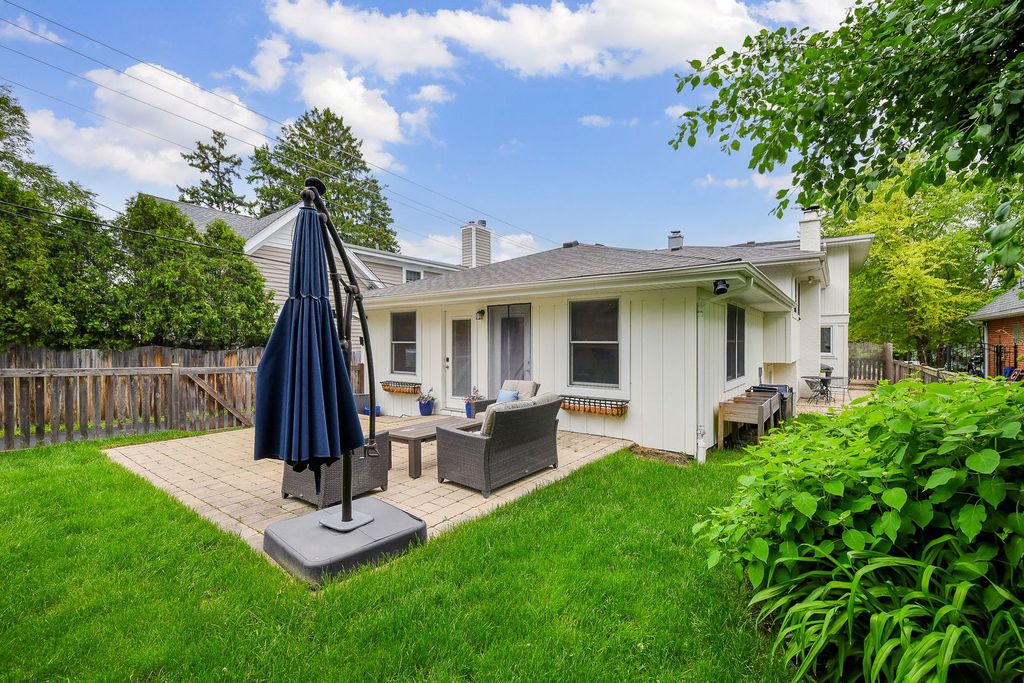 Image 25 of property listing at 312 Spring Avenue, Glen Ellyn, IL 60137