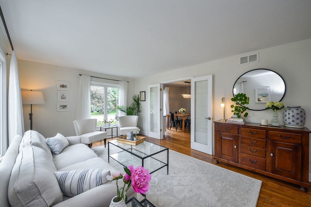 Image 4 of property listing at 312 Spring Avenue, Glen Ellyn, IL 60137