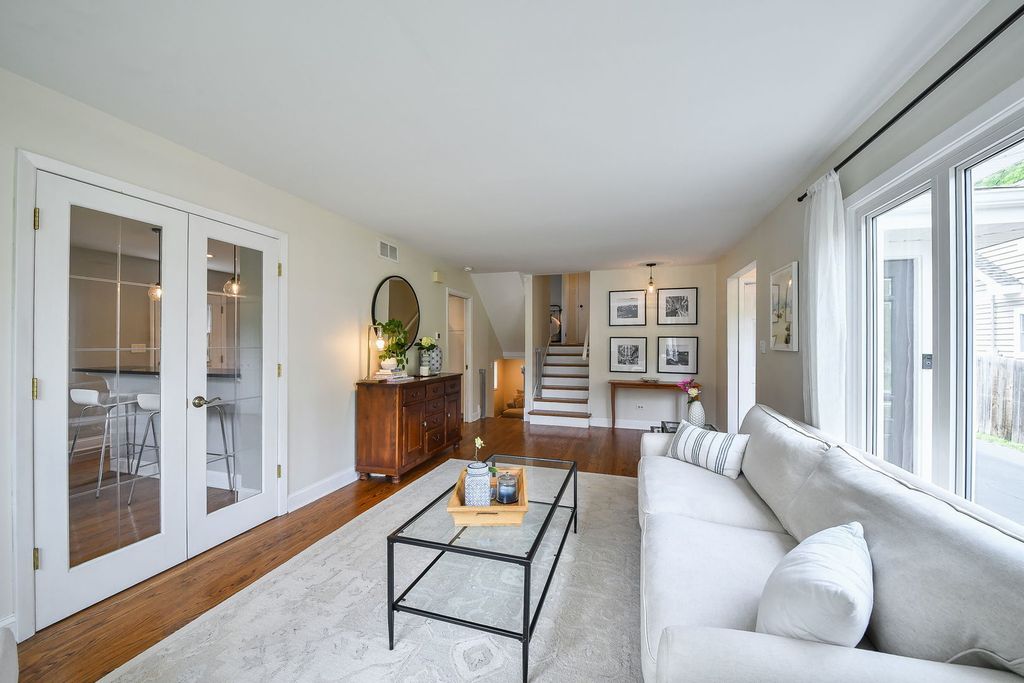 Image 5 of property listing at 312 Spring Avenue, Glen Ellyn, IL 60137