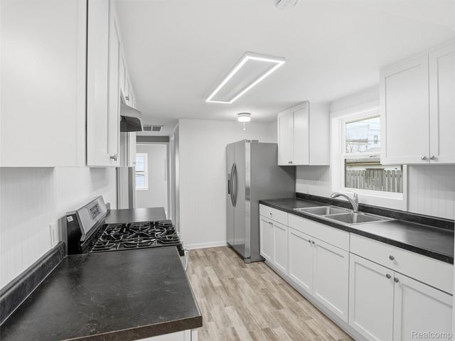 23433 Carlisle Avenue, Hazel Park, MI 48030