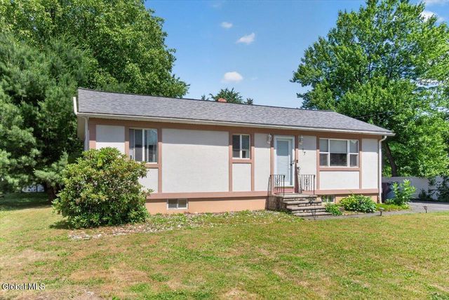 17 Pheasant Court, North Greenbush, NY 12198