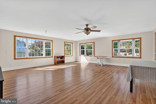 6045 TARR ST, Chincoteague Island, VA 23336