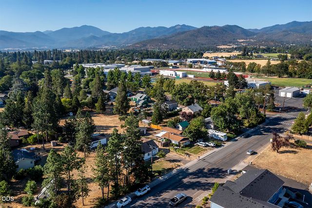 225 Cheryl Lane, Phoenix, OR 97535
