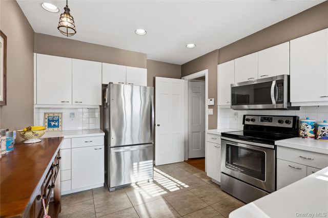 30 Glenwood Lane, East Hills, NY 11577