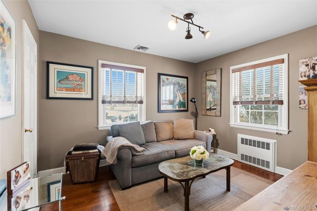 30 Glenwood Lane, East Hills, NY 11577