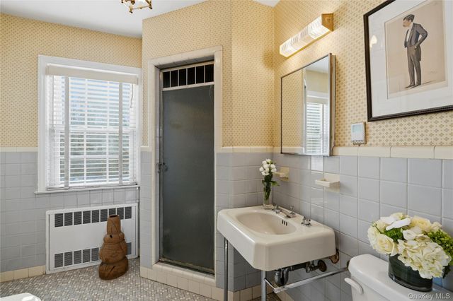 30 Glenwood Lane, East Hills, NY 11577