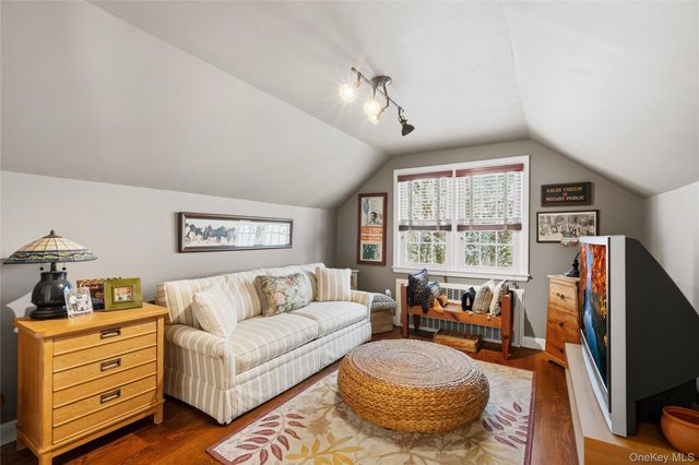 30 Glenwood Lane, East Hills, NY 11577