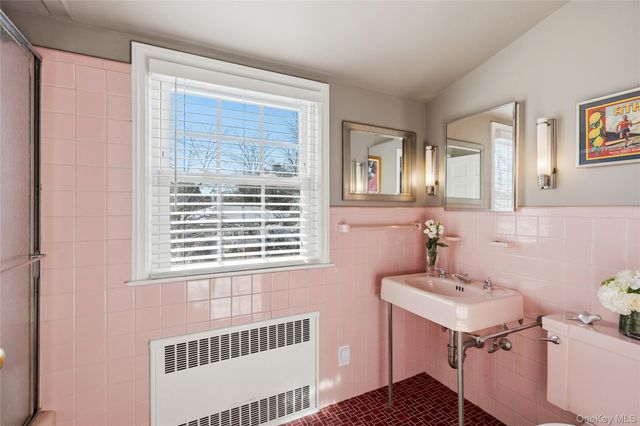 30 Glenwood Lane, East Hills, NY 11577