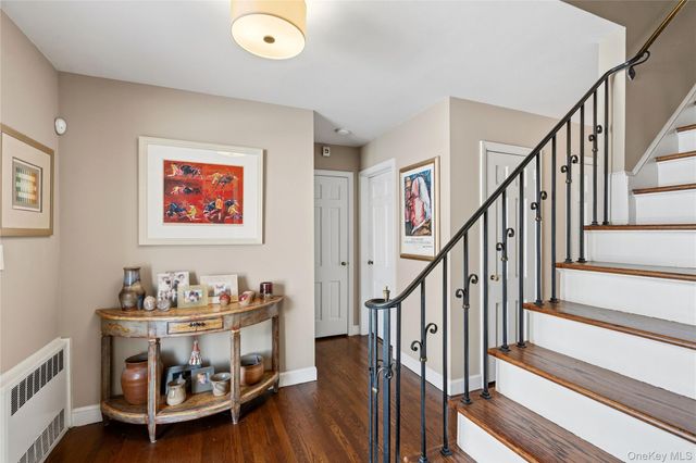 30 Glenwood Lane, East Hills, NY 11577