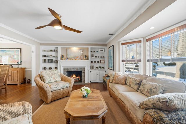 30 Glenwood Lane, East Hills, NY 11577