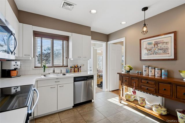 30 Glenwood Lane, East Hills, NY 11577